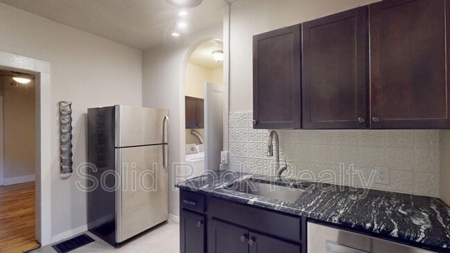Building Photo - 511 E Platte Ave