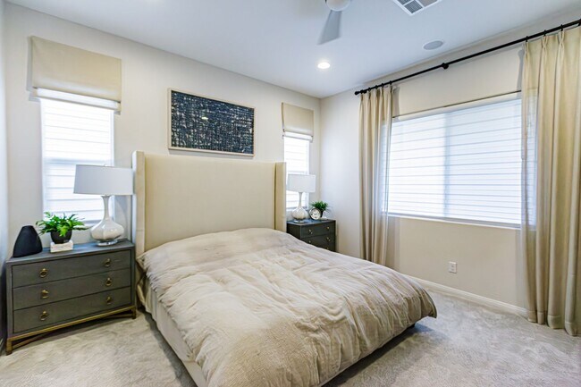 Building Photo - One Story Model Home