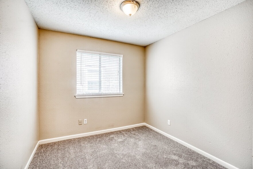 Building Photo - 12214 Flaxen Dr