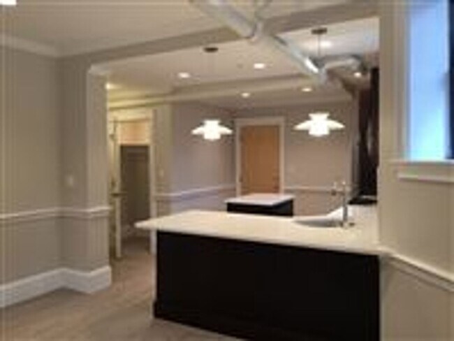 Building Photo - Garden Level Unit. No Brokers Fee, No Security Deposit, Heat and Hot Water Included, Elevator, La...