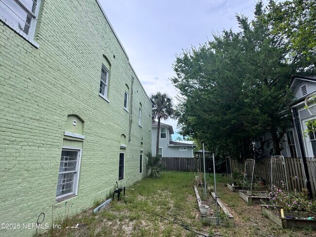 Building Photo - 1153 Walnut St