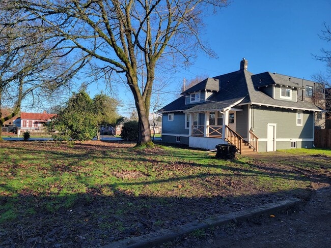 Building Photo - Don’t Miss This! Spacious 2 Bed, 2 Bath in North Portland