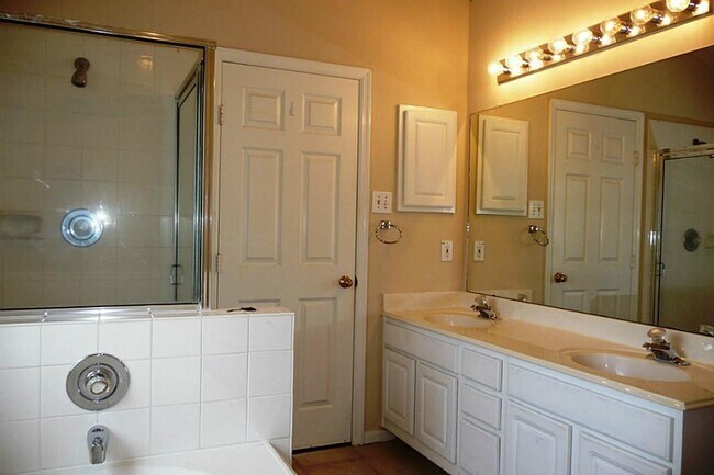 Building Photo - 211 Hartwood Ct