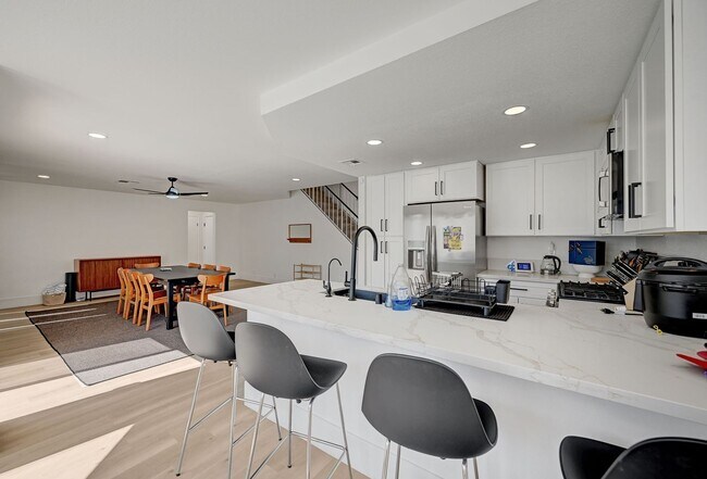 Building Photo - Furnished 4 bedroom home in the Lakes!