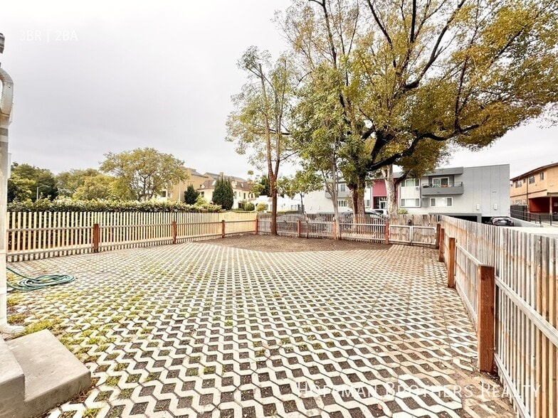 Building Photo - 1450 S Wooster St