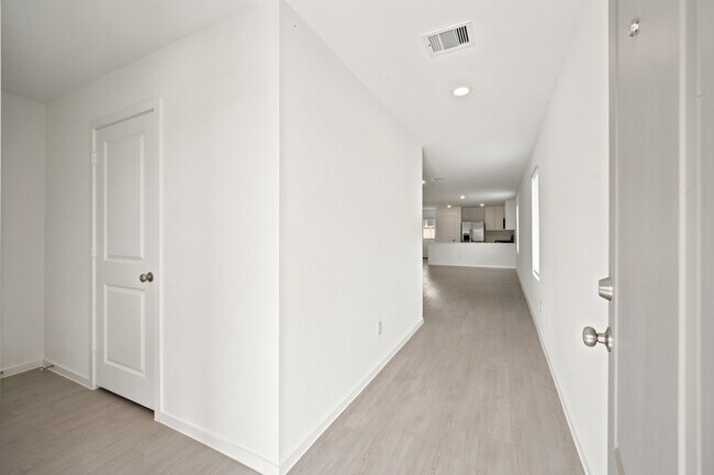 Building Photo - 702 Umbrella Tree Dr