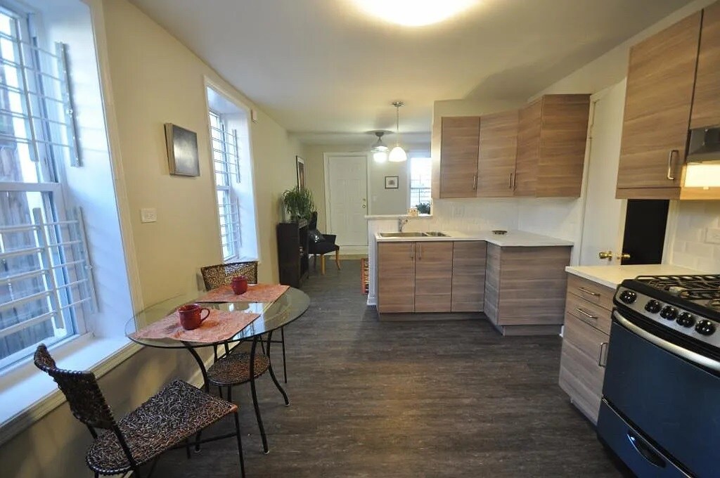 Full view - 1810 S Throop St