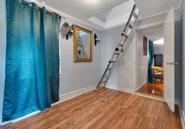 Building Photo - 550 Spring St