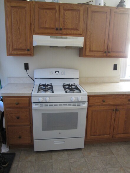 Kitchen E view - 3913 Flad Ave
