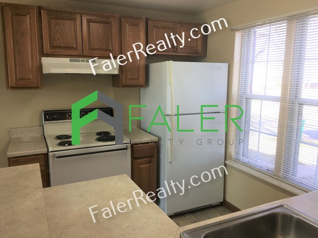 Building Photo - Spacious 2 Bed, 1.5 Bath Townhome