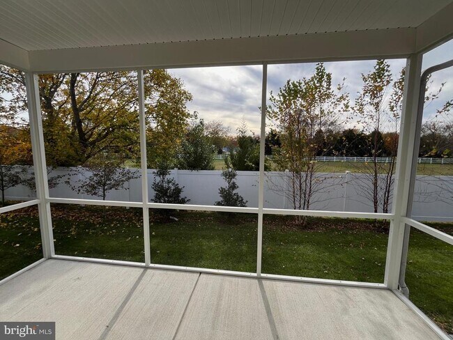 Building Photo - 33743 Catching Cv