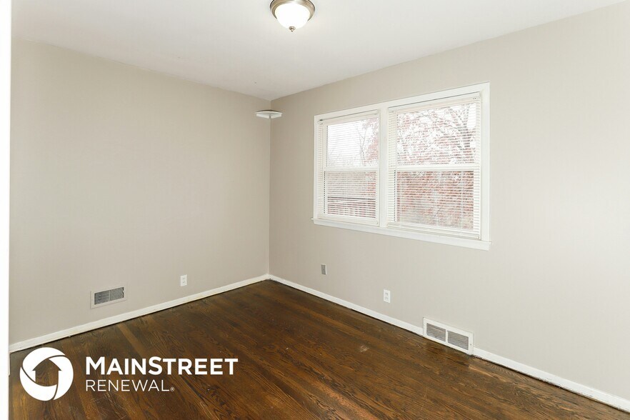 Building Photo - 5833 N Lenox Ave