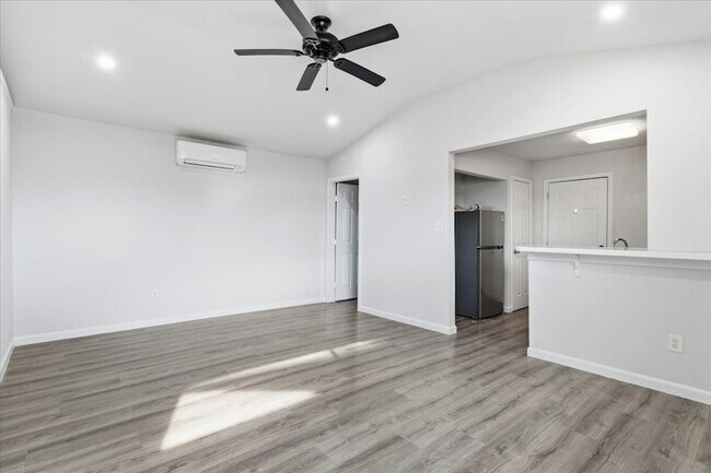 Building Photo - 404 S Murray St