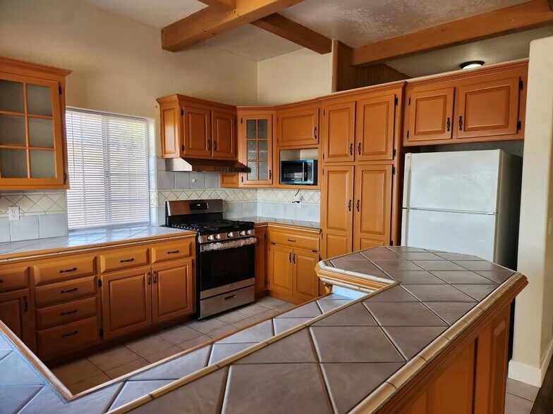 Building Photo - 2036 E Primavera Ln