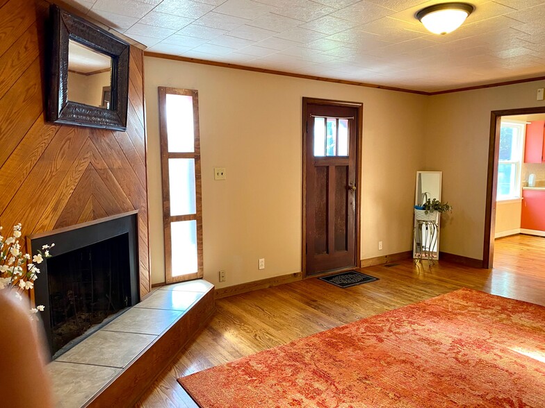 Building Photo - 608 S Webber St