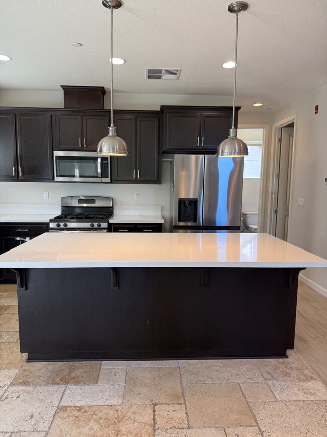 Building Photo - Gorgeous 4 Bed/4 Bath End Unit Condo with ...