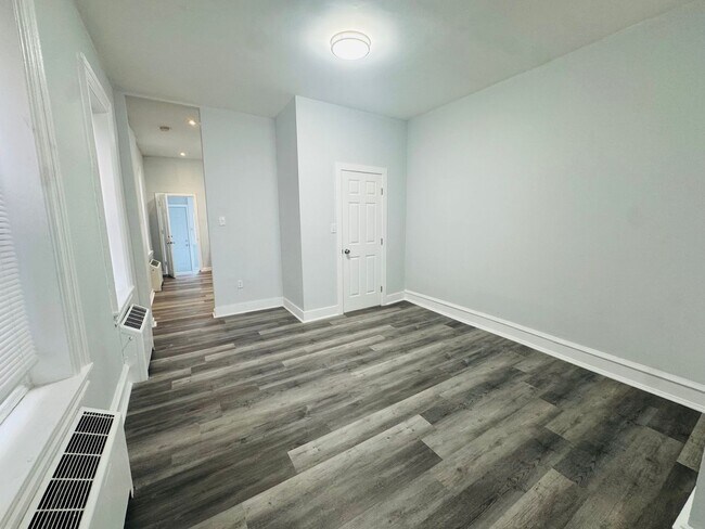 Building Photo - Large 4 bd Remodeled Section 8 Home!! Sect...