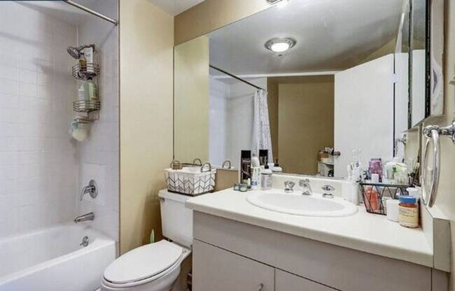 Building Photo - Unfurnished Move-In ready 1 Bedroom/ 1 Bat...