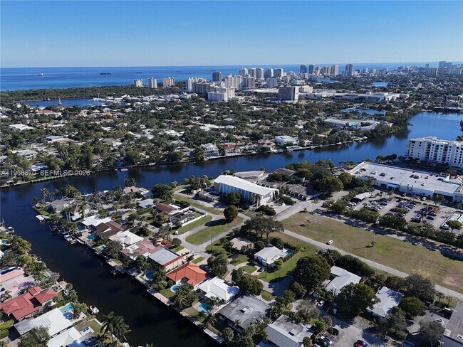 Building Photo - 2031 NE 14th Ct