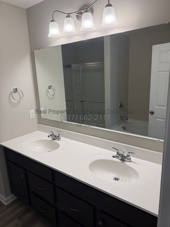 Building Photo - 5509 W Woodhaven Dr