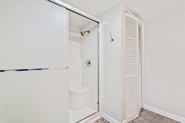 Building Photo - 4703 Beach Dr SW