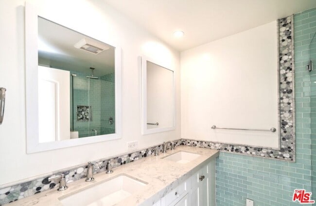 Building Photo - 122 Montreal St