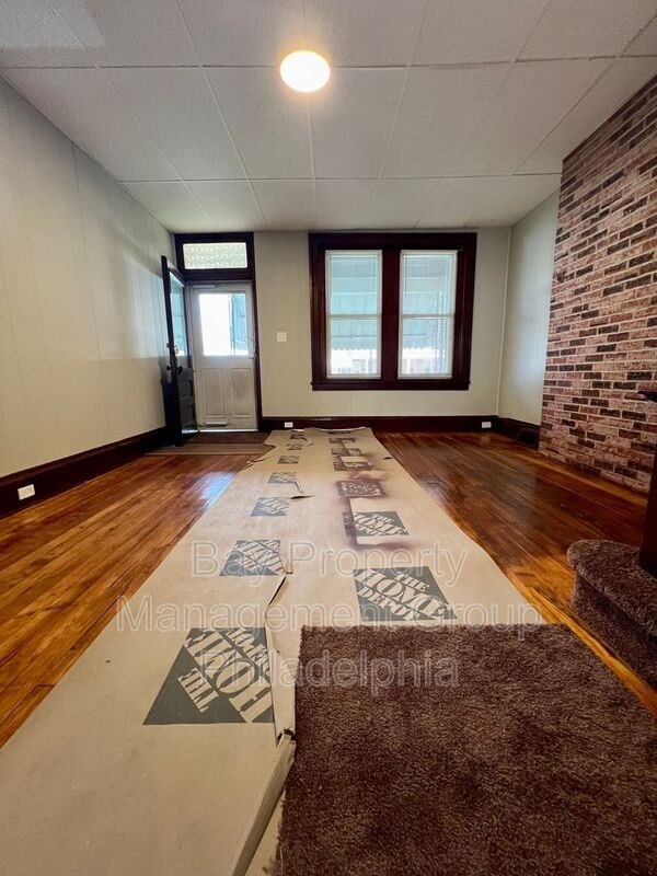 Building Photo - 502 Buttonwood St