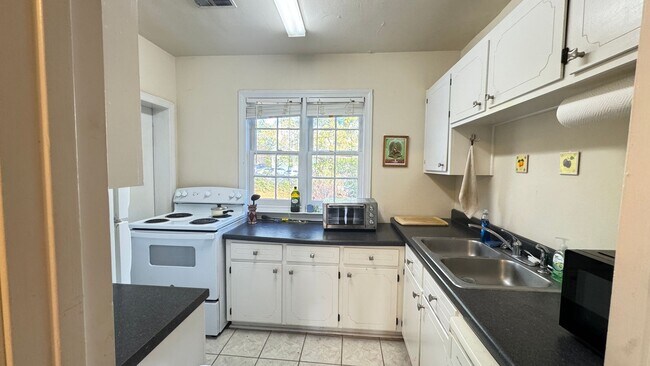 Building Photo - Near Sororities! - 2 Bed/1 Bath Flat on Baxter