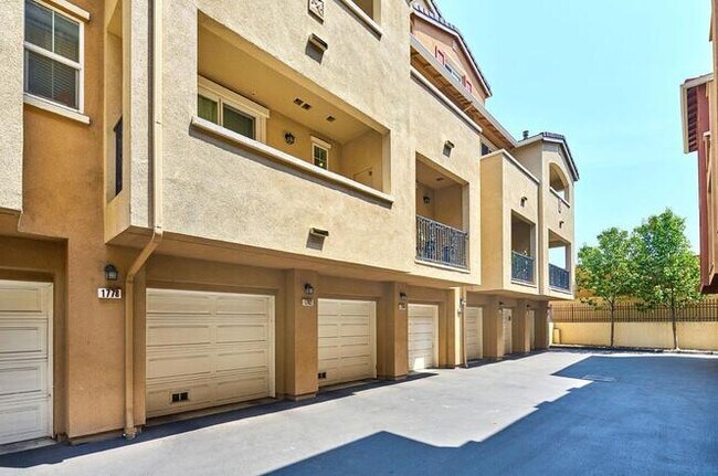 Building Photo - 1784 Snell Pl