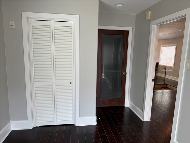 Building Photo - 102 E 5th St