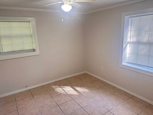 Building Photo - 2/1 Energy Efficient Cottage in Cantonment