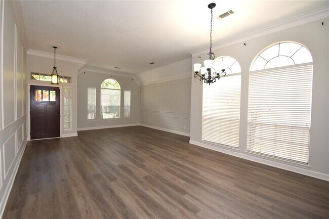 Building Photo - 1322 W Forest Dr