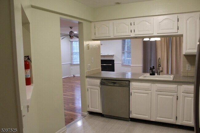 Building Photo - 75 Quartz Ln