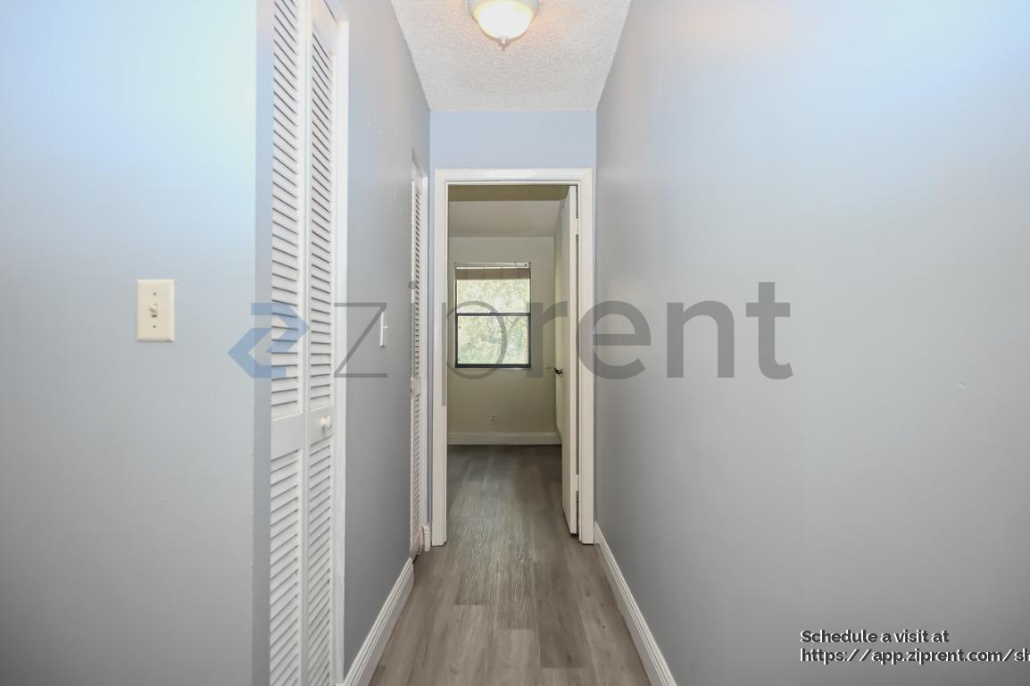 Building Photo - 9761 Riverside Dr