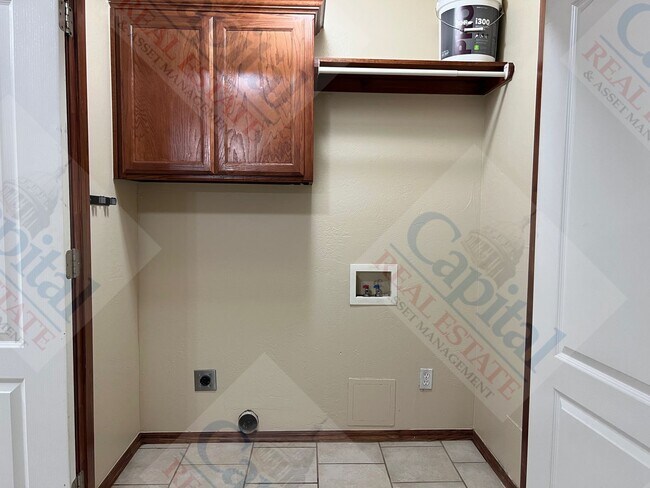 Building Photo - Spacious Duplex in Harrah