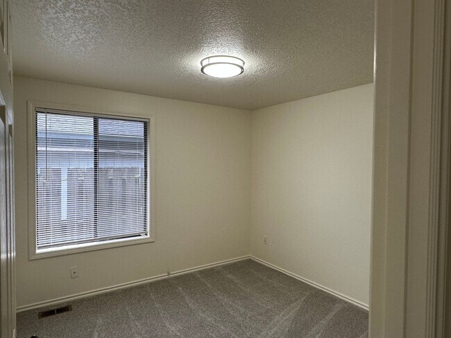 Building Photo - Large 3 Bed, 2 Bath Home!