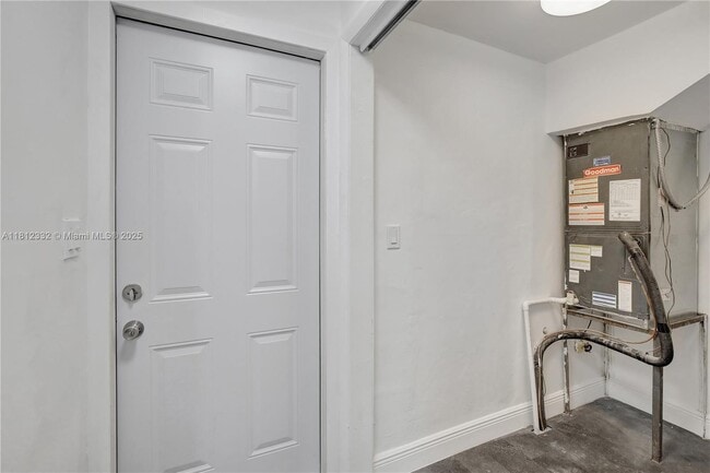 Building Photo - 5980 SW 40th Ave