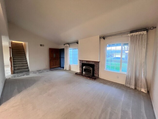 Building Photo - $500 OFF FIRST MONTH'S RENT!!!  BEAUTIFUL TWO LEVEL 3BD/3BA HOME AVAILABLE IN NEWARK, CA !!!!!!