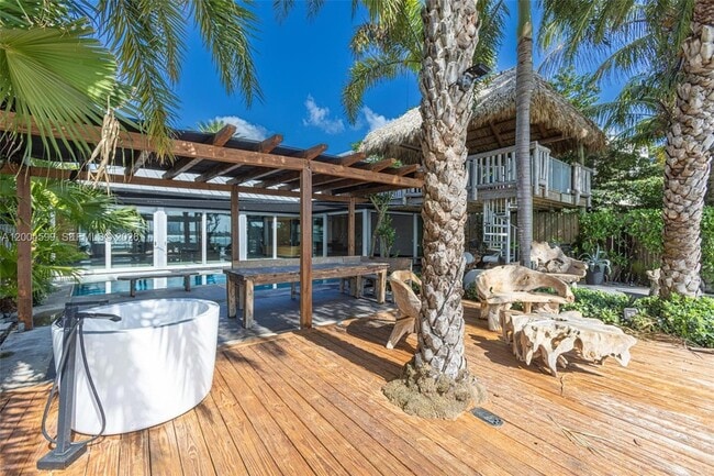 Building Photo - 2440 N Shore Terrace