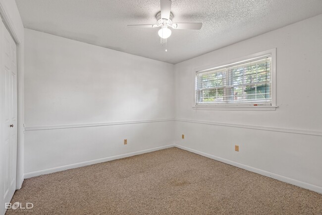 Building Photo - 3 BEDROOM IN SOUTHERN HILLS