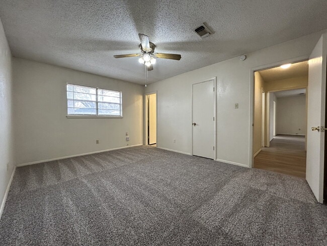 Building Photo - Lovely  2Bed/2Bath Duplex!