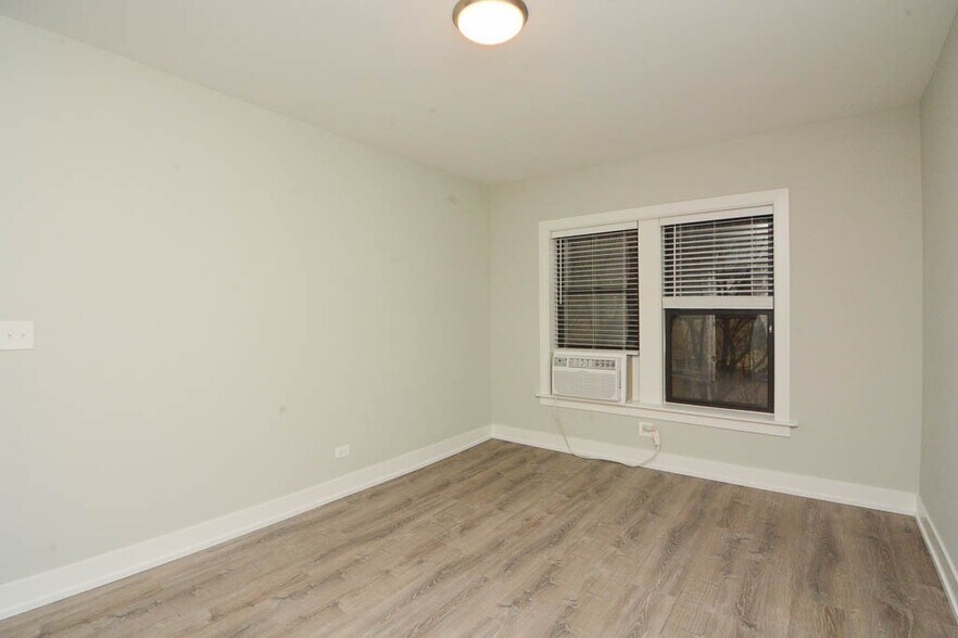 Building Photo - 735 W Brompton Ave