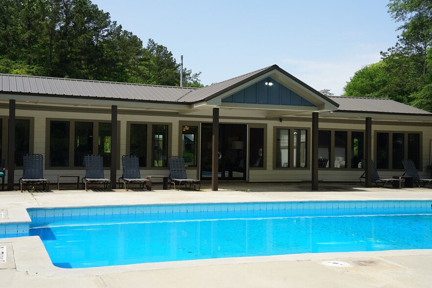 Building Photo - 648 Cross Creek