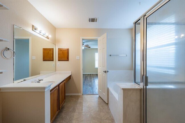 Building Photo - 218 Mossy Rock Dr