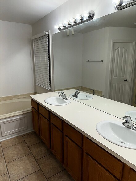 Building Photo - 45071 Lothrop Ct