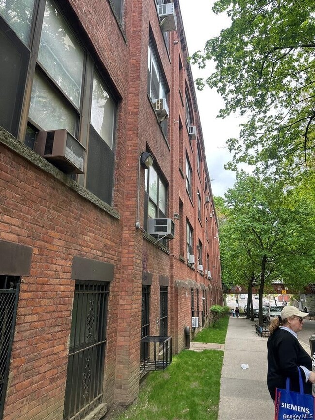 Building Photo - 84-10-8101 101st St