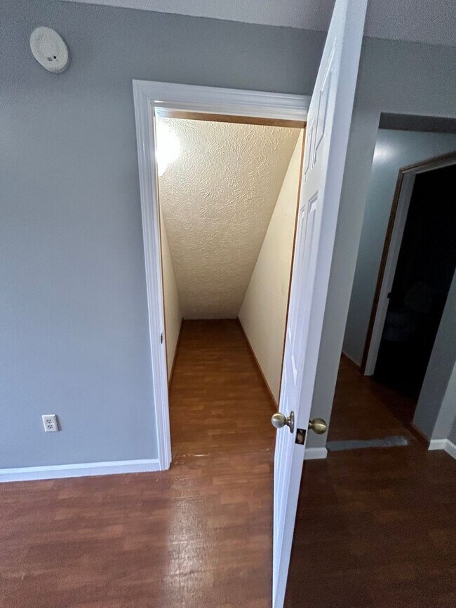 Building Photo - Beautiful 3 level home on a quiet cul-de-sac in Greenbrier Knolls--AVAILABLE NOW!!!!