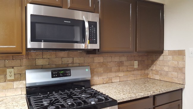 Building Photo - 2102 Rolling Glen Dr