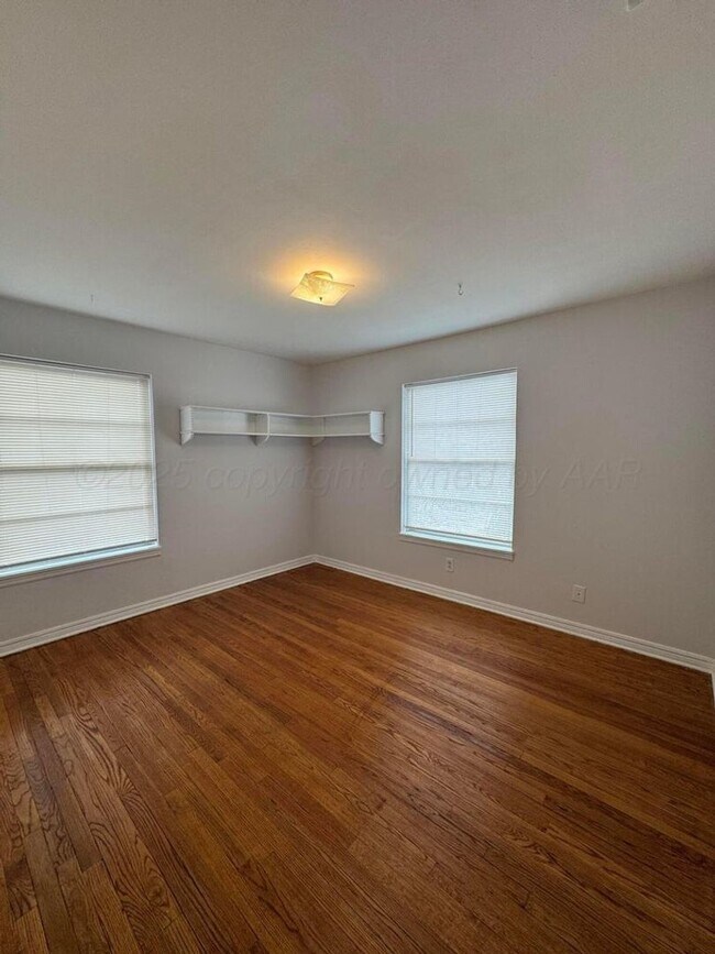 Building Photo - LARGE 2bedroom 1bathroom with 1 car garage...
