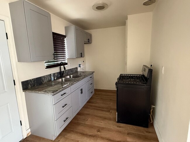 Building Photo - Clean and Cozy One Bedroom, One Full bathr...